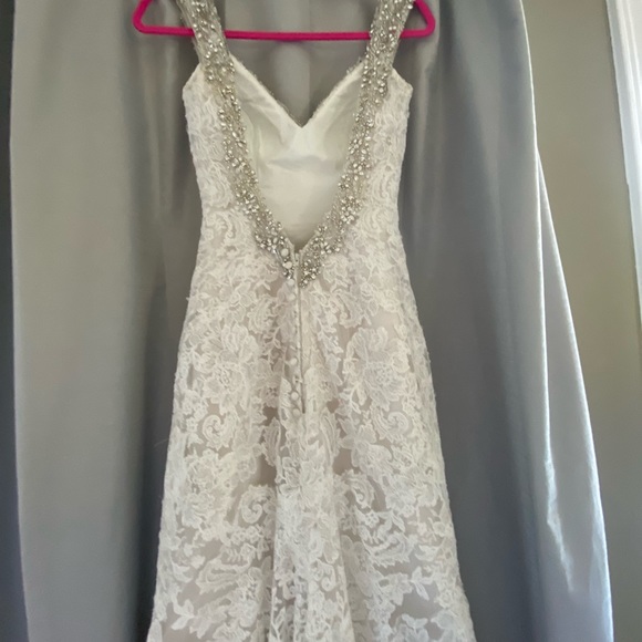 Stunning Ivory Lace & beaded wedding gown - Picture 8 of 10